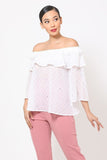 Blusa transparente con hombros descubiertos y lunares