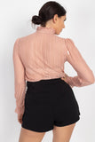 Blusa de encaje con cuello alto y volantes