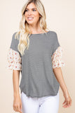 Bonita blusa casual con dobladillo curvo y rayas