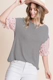 Bonita blusa casual con dobladillo curvo y rayas