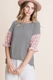 Bonita blusa casual con dobladillo curvo y rayas