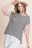 Bonita blusa casual con dobladillo curvo y rayas