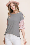 Bonita blusa casual con dobladillo curvo y rayas