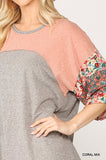 Top de punto con bloques de colores y estampado floral con mangas dolman