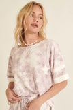 Una blusa de punto con efecto tie-dye y estampado de estrellas