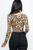 Top corto fruncido con tiras y estampado de leopardo