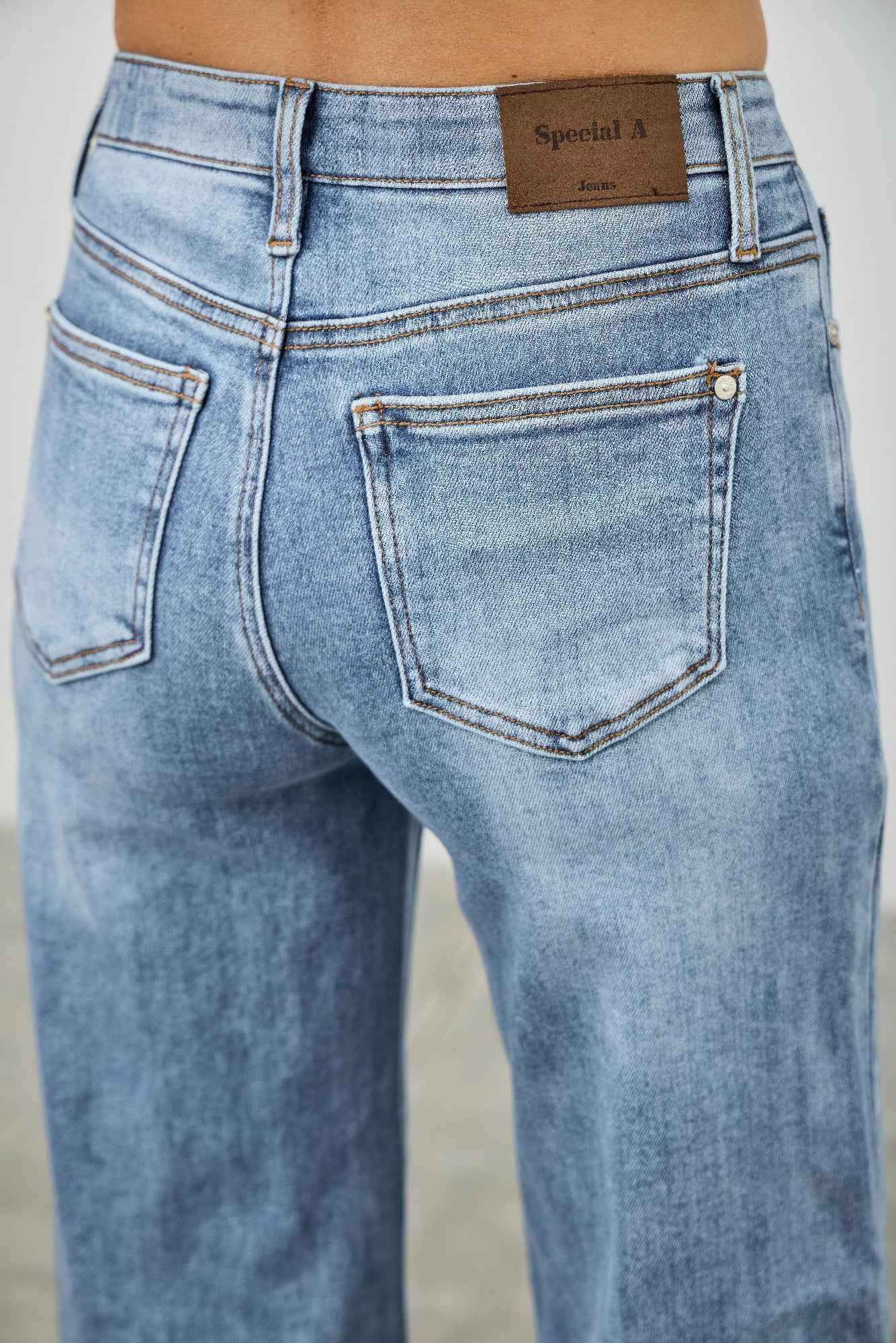Mid Rise Cuffed Jeans With Stretch
