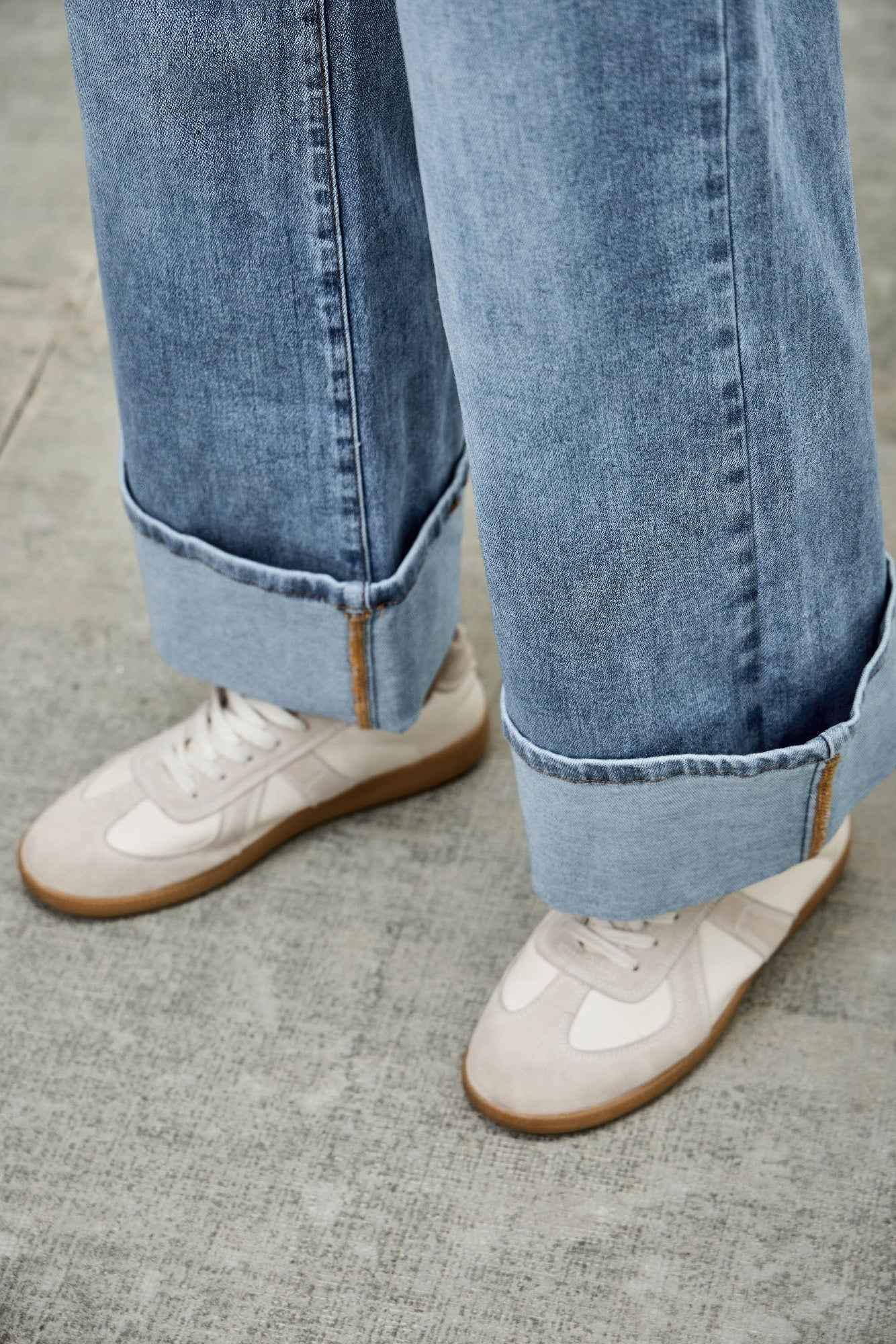 Mid Rise Cuffed Jeans With Stretch